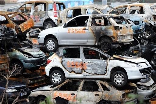 Ve&iacute;culos destru&iacute;dos s&atilde;o empilhados em dep&oacute;sito