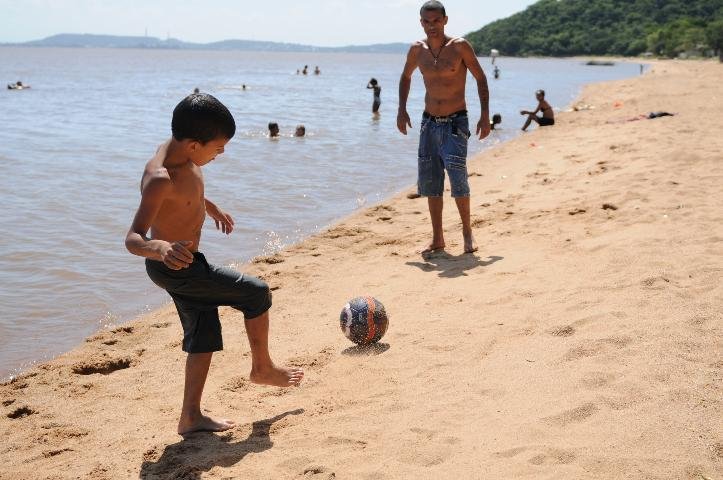 Dupla joga bola na Praia de Ipanema