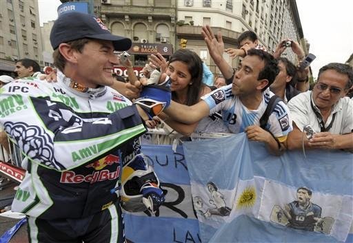 Espanhol Marc Coma &eacute; recepcionado antes da largada do Rally Dakar