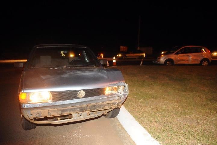 Quatro carros bateram em uma rotat&oacute;ria na ERS-786