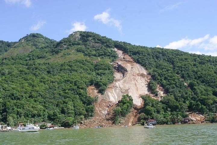 Sobe para 31 n&uacute;mero de mortes em deslizamentos em Angra 