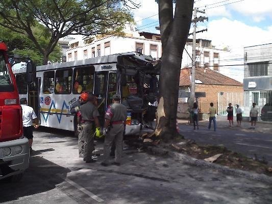 &Ocirc;nibus colidiu contra &aacute;rvore nesta sexta