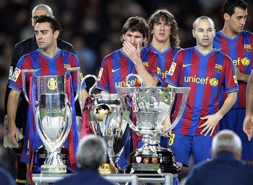 Antes do jogo, Barcelona apresentou as ta&ccedil;as conquistadas em 2009