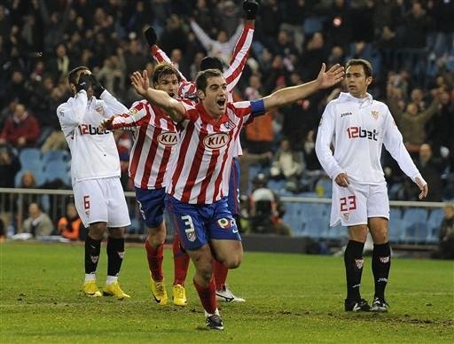 Antonio Lopez comemora o gol da vit&oacute;ria do Atl&eacute;tico de Madri sobre o Valencia
