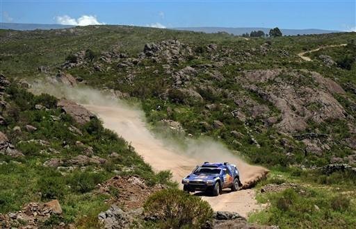 Nos carros, o espanhol Carlos Sainz terminou o primeiro dia em segundo lugar