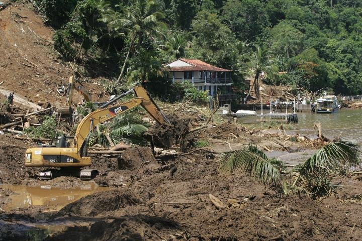 Buscas por soterrados em Angra s&atilde;o retomadas