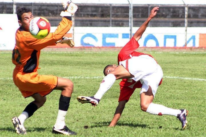 Atacante Felipinho marcou dois gols na vit&oacute;ria colorada