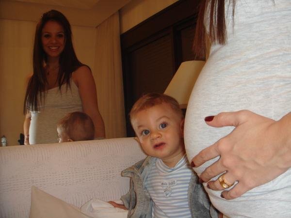 Mulher do atacante Rafael Sobis gr&aacute;vida do segundo filho, Nicholas, ao lado do Rafinha, de um ano