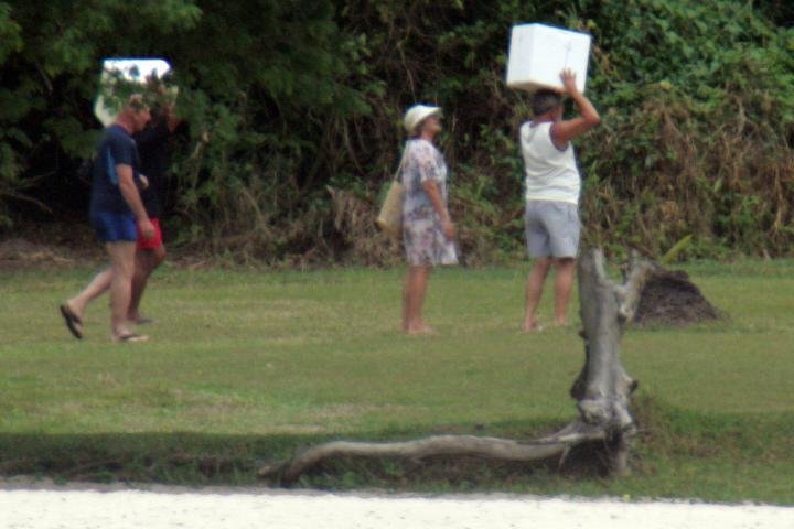 Lula carrega caixa de isopor em praia na Bahia