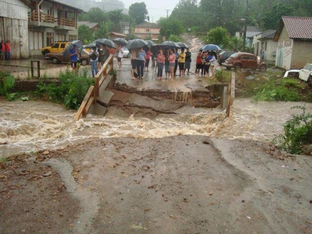 Precipita&ccedil;&atilde;o chegou a causar a queda de uma ponte na RS-422 em Gramado Xavier