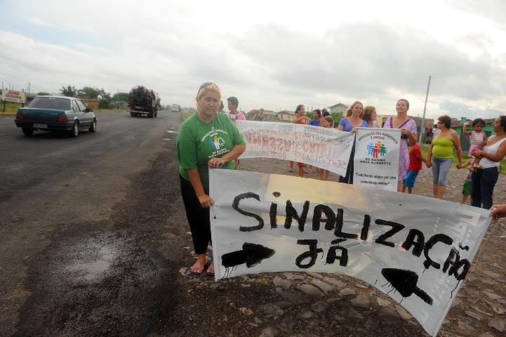 Moradores protestam por sinaliza&ccedil;&atilde;o em Imb&eacute;