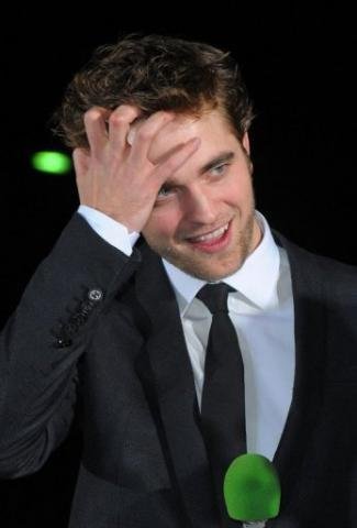 Revista elege Robert Pattinson o homem mais bem vestido