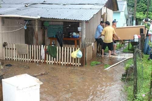 Em Sobradinho, &aacute;gua invadiu casas e moradores retiraram m&oacute;veis