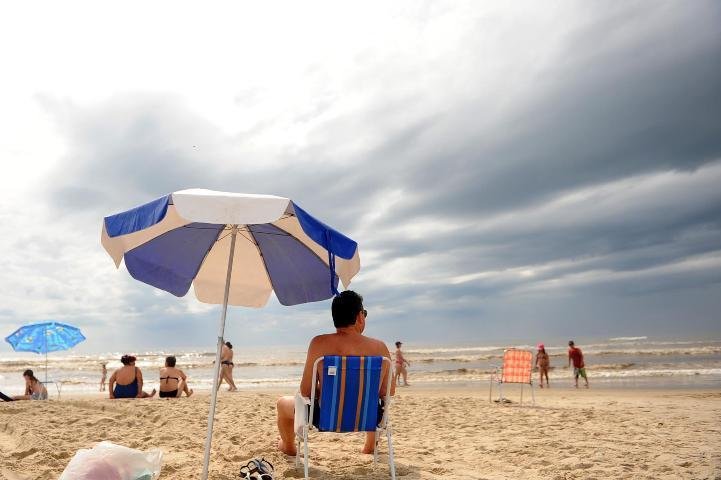 Veranistas aproveitam a praia
