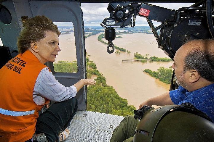 Governadora Yeda Crusius e o prefeito de Santa Maria, Cezar Schirmer, vistoriam os estragos causados na queda de uma ponte sobre o Rio Jacu&iacute;