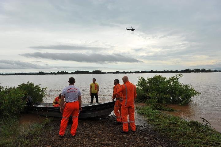 Helic&oacute;pteros, embarca&ccedil;&otilde;es e mergulhadores v&atilde;o auxiliar na opera&ccedil;&atilde;o de resgate