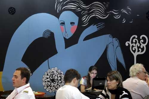 Exposi&ccedil;&atilde;o foca arte urbana, com grafite e skate 