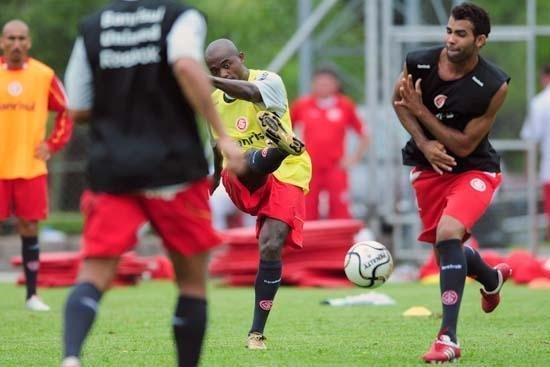 Sandro se protege de chute de Kl&eacute;ber