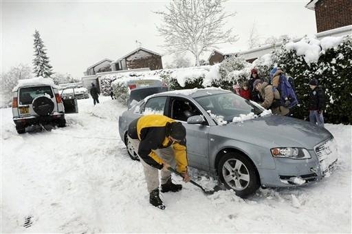 Brit&acirc;nicos tiram neve de cima de carros