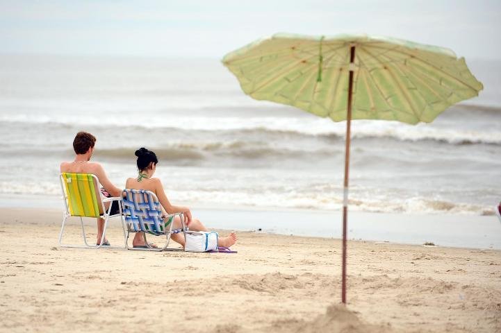 Altas temperaturas levam veranistas &agrave; praia