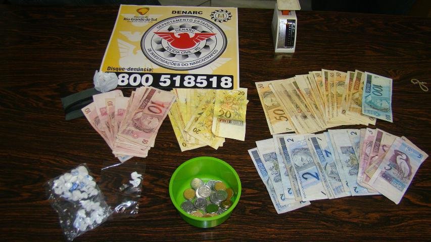 Balan&ccedil;a de precis&atilde;o e R$ 2 mil foram apreendidos