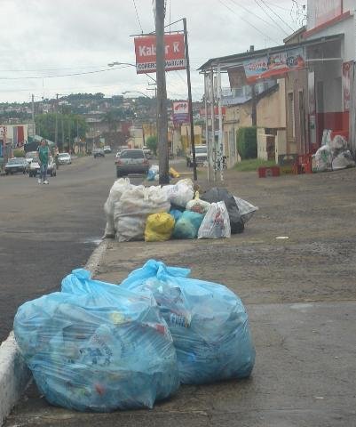 Lixo toma conta das ruas de Livramento