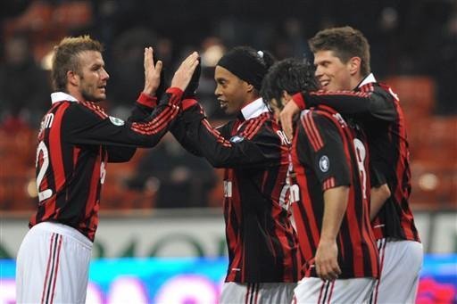 Ronaldinho perdeu um p&ecirc;nalti na partida, mas converteu o segundo na vit&oacute;ria sobre o Genoa
