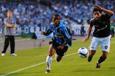 Meia Douglas Costa foi vendido ao Shakhtar Donetsk, da Ucr&acirc;nia