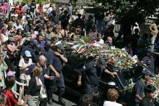 Multid&atilde;o se despede na Argentina do cantor Sandro