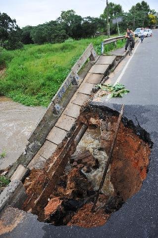 Parte de ponte cede no bairro Restinga, em Porto Alegre