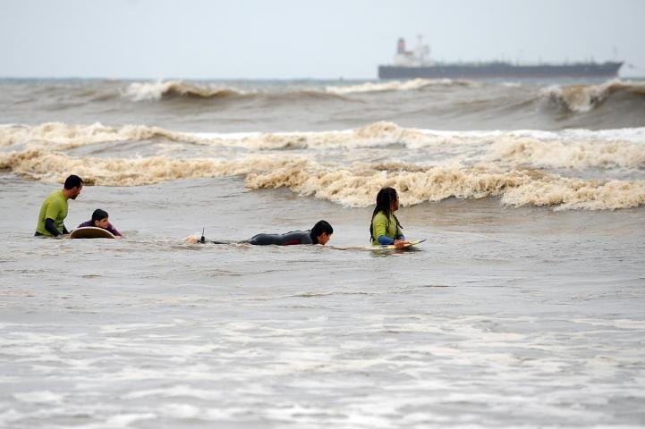 Surfistas aproveitaram as ondas perto da plataforma