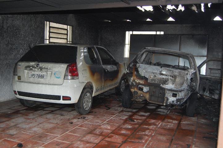 Carros da prefeitura de Feliz s&atilde;o incendiados