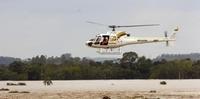Helicóptero auxiliará bombeiros nas buscas nesta sexta-feira