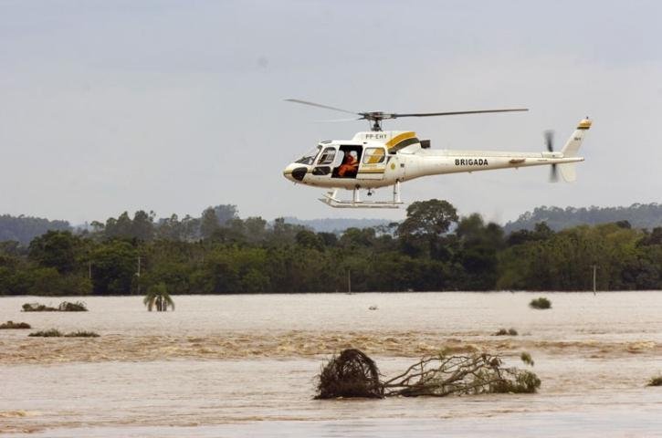 Helic&oacute;ptero auxiliar&aacute; bombeiros nas buscas nesta sexta-feira