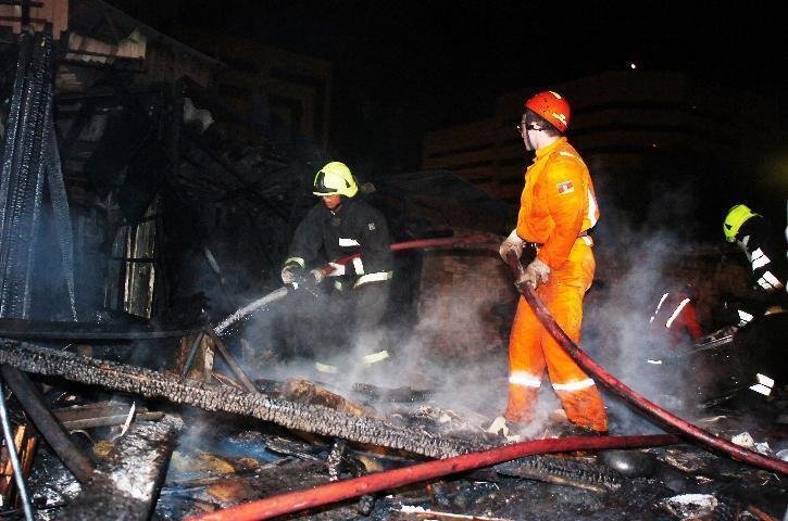 Inc&ecirc;ndio destr&oacute;i casebres na Vila Chocolat&atilde;o 