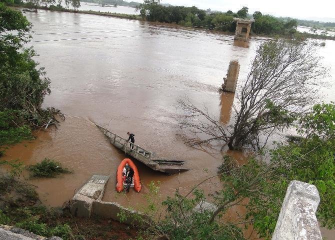 Buscas por terra se intensificam no rio Jacu&iacute;