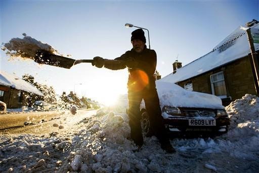 Homem usa p&aacute; para tirar neve do carro na Esc&oacute;cia