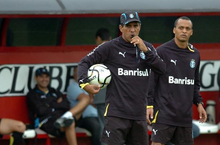 Silas testa Henrique na lateral-direita