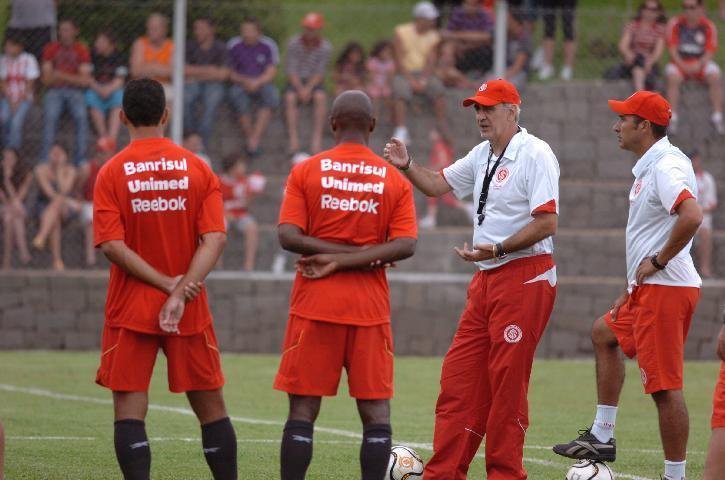 Fossati est&aacute; tranquilo em rela&ccedil;&atilde;o &agrave; lateral-direita