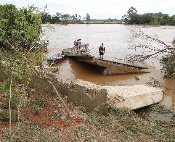 Equipes ainda buscam duas v&iacute;timas da trag&eacute;dia em Agudo