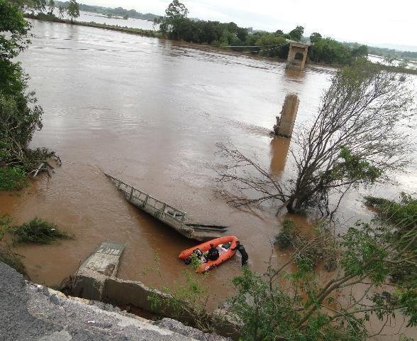 Buscas em Agudo terminam sem resgate de v&iacute;timas da ponte