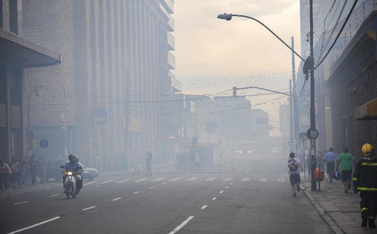 Fuma&ccedil;a se espalhou por v&aacute;rias ruas da regi&atilde;o