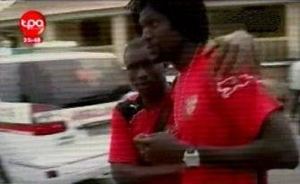 Atacante Adebayor &eacute; consolado ap&oacute;s atentado