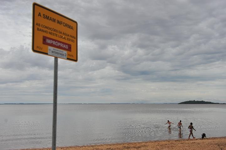 Pessoas foram flagradas se refrescando nas &aacute;guas impr&oacute;prias