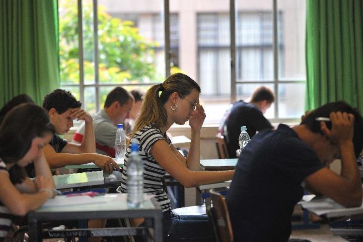 Estudantes fazem prova no col&eacute;gio J&uacute;lio de Castilhos, na Capital