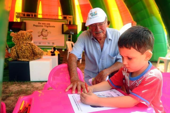 Crian&ccedil;as tamb&eacute;m participam da a&ccedil;&atilde;o