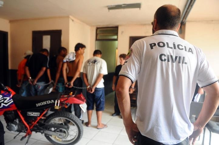 A&ccedil;&atilde;o da pol&iacute;cia prendeu 13 pessoas durante a madrugada