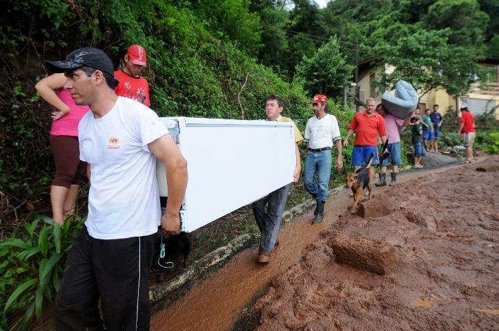 Sete casas foram destru&iacute;das pelo forte temporal em Tr&ecirc;s Coroas