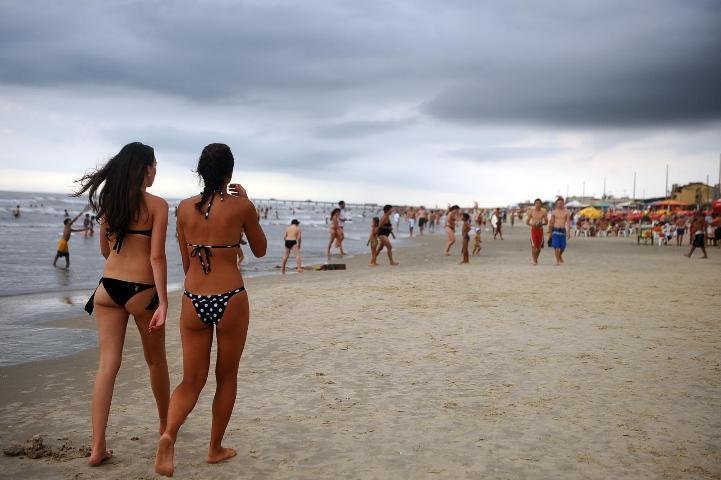 Forte calor neste final de semana levou muitos veranistas para Tramanda&iacute;