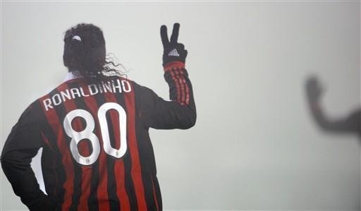  Ronaldinho marca dois, e Milan bate Juventus por 3 a 0